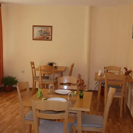 Хотел Palitra 3*